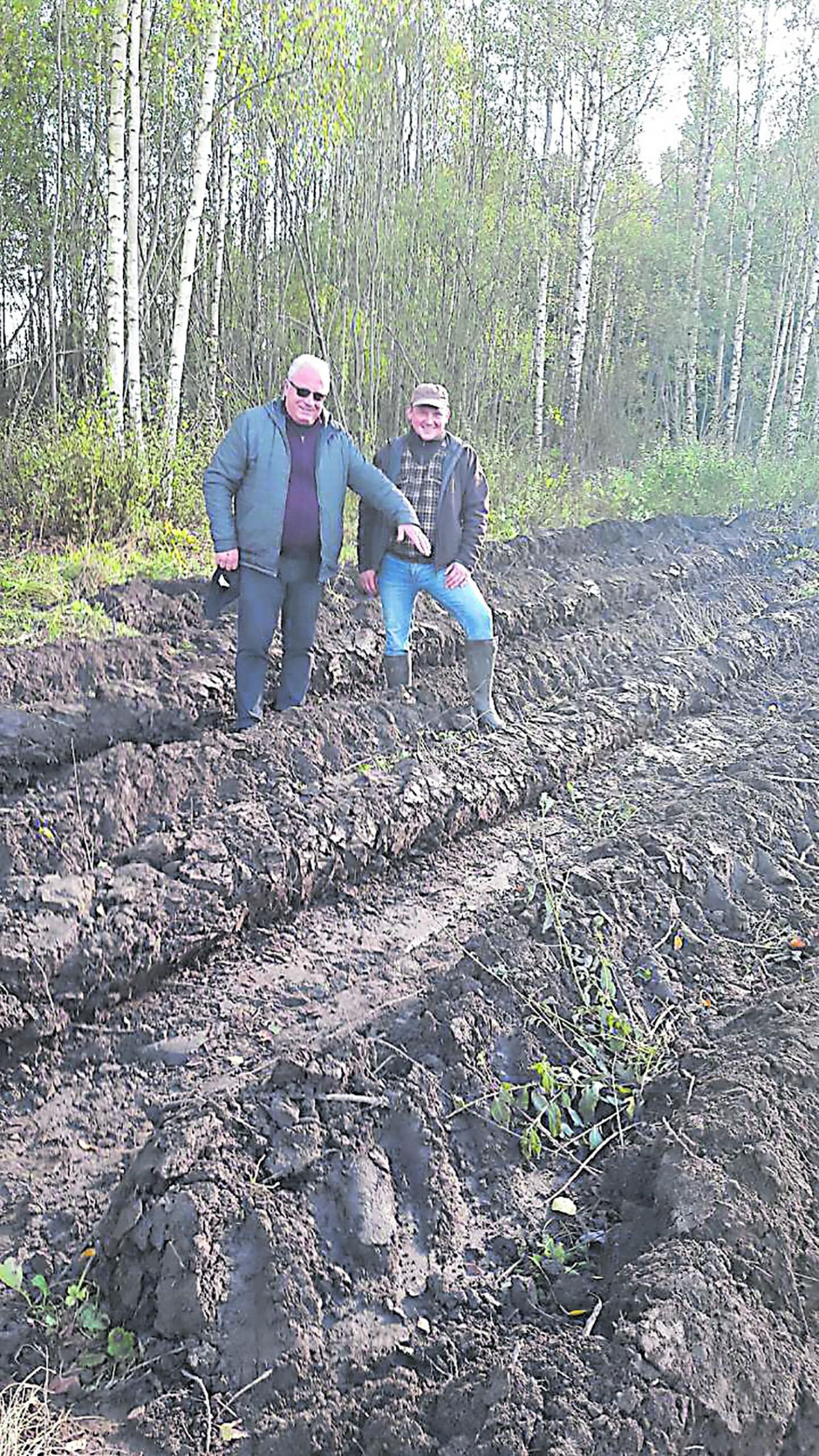 Miškus naudingiau užsiauginti patiems / Dariaus Šypalio nuotr.  Įmonės „Savas miškas“ direktorius Česlovas Petraitis (kairėje) ir miškininkas Darius Kaminskis teigė