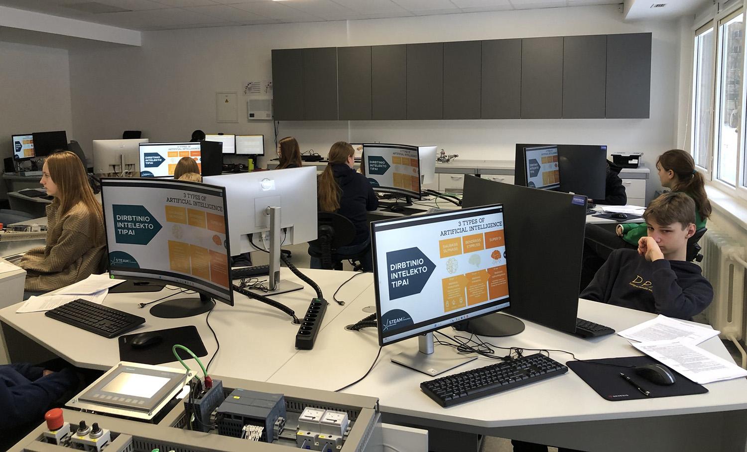 Mokėsi kurti pokalbių robotus / Dukstynos pagrindinės mokyklos feisbuko nuotr. Dirbtinio intelekto laboratorijoje.