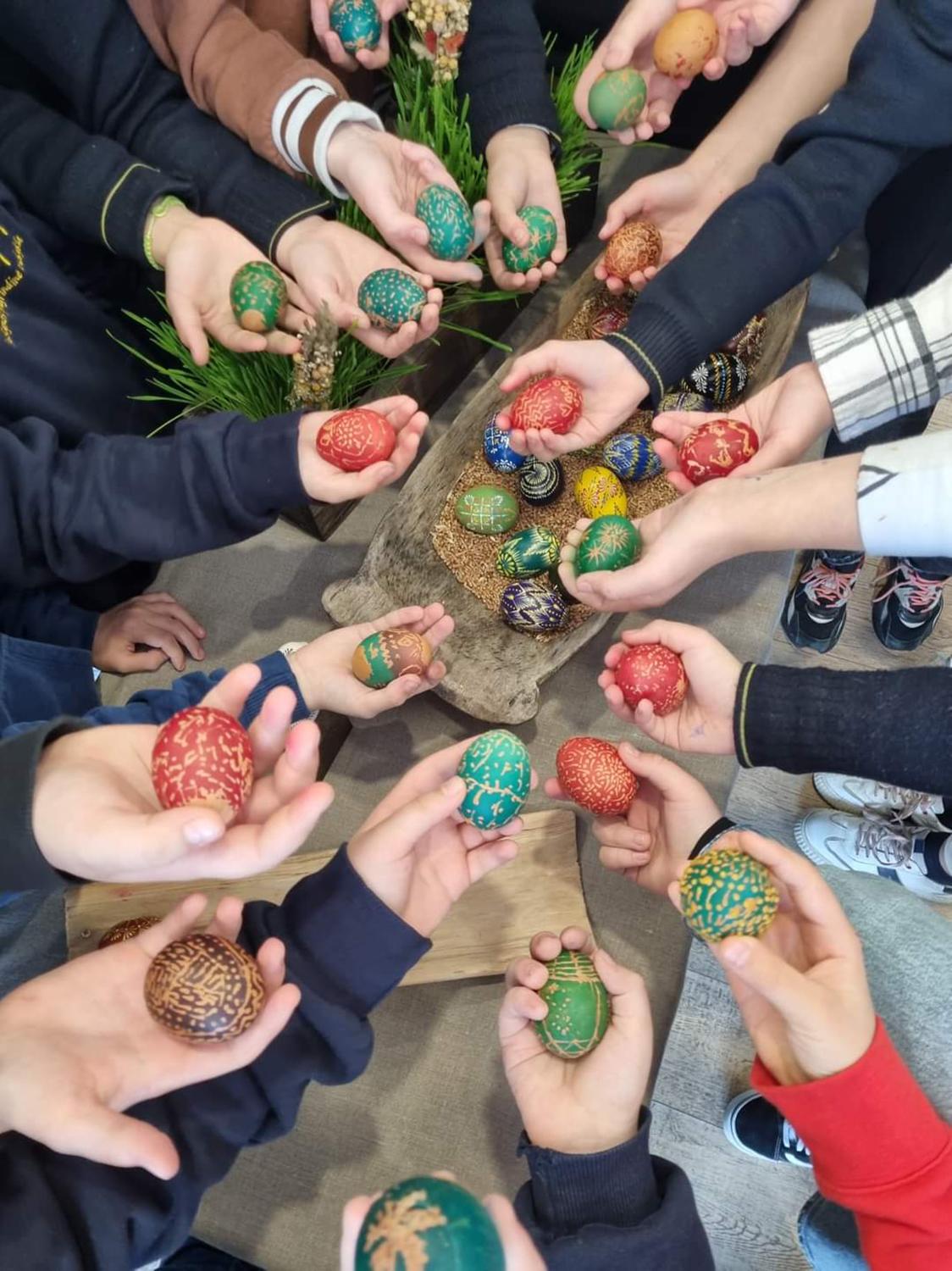 Moko senųjų velykinių kiaušinių marginimo būdų / A. Lukoševičienės archyvo nuotr. Astos marginti margučiai tradiciniais raštais.