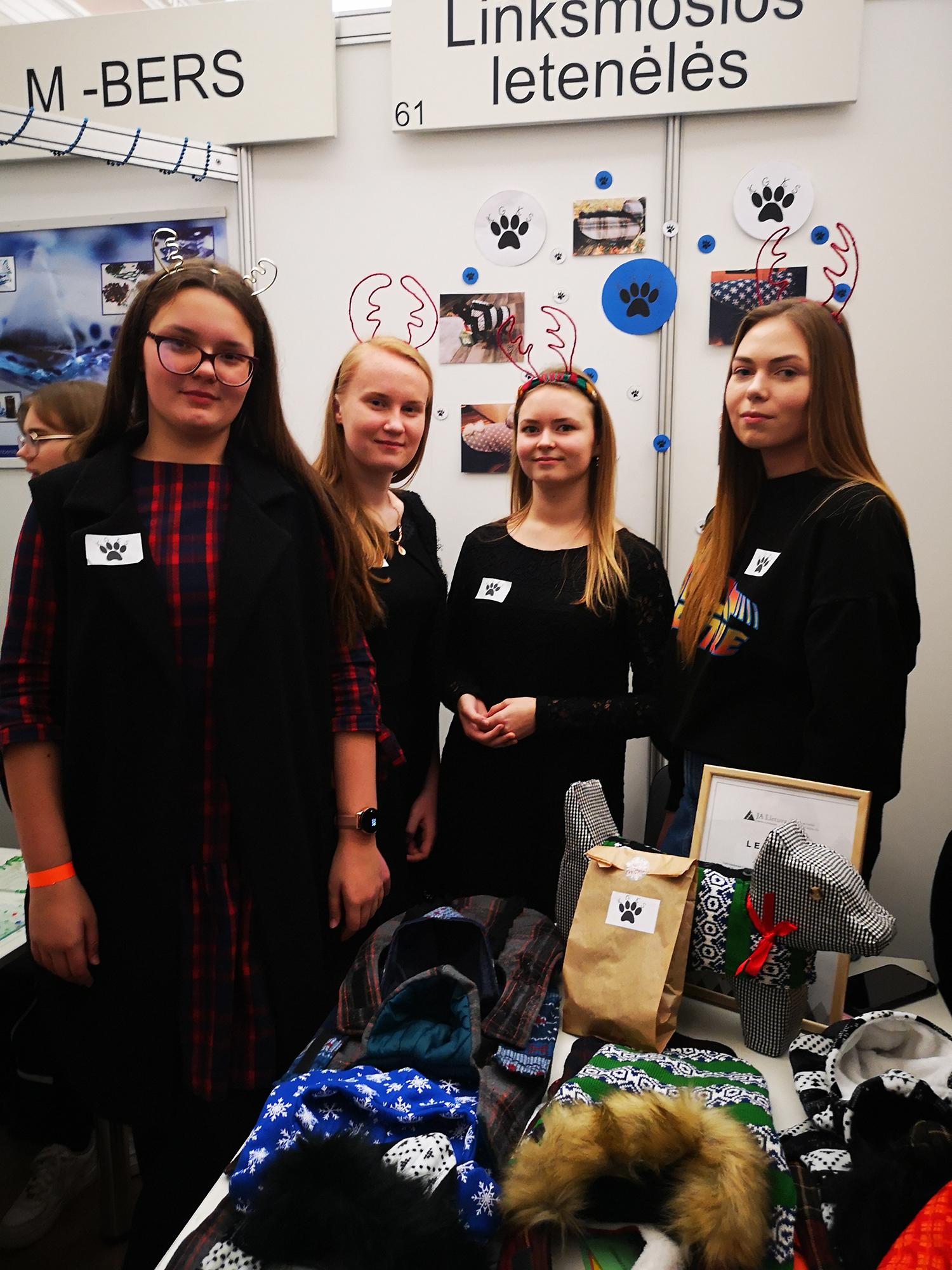 Moksleivių prekė – drabužiai augintiniams / Gimnazistai prekiavo rankų darbo drabužiais augintiniams.