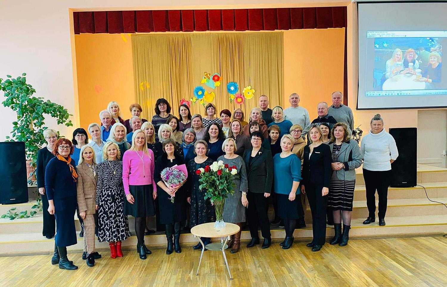 Mokykla išlydėjo direktorę / Užupio pagrindinės mokyklos nuotr. Ilgametę direktorę išlydėjo visas kolektyvas.