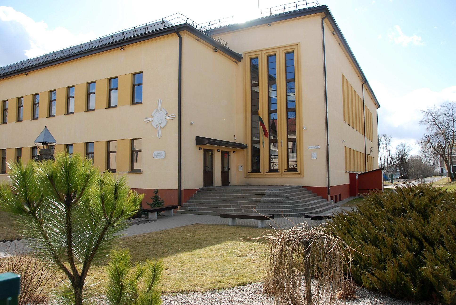 Mokyklose keičiasi vadovai /