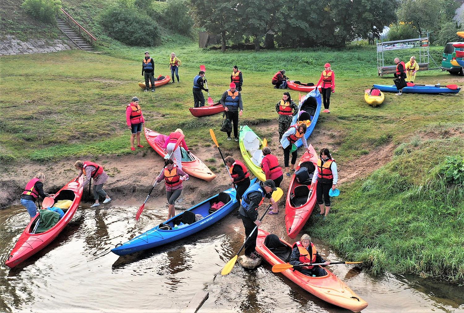 Mokytojų piknikas vyko kelyje / Renginio dalyviai keliavo ir baidarėmis.  Dainiaus Vyto nuotr.