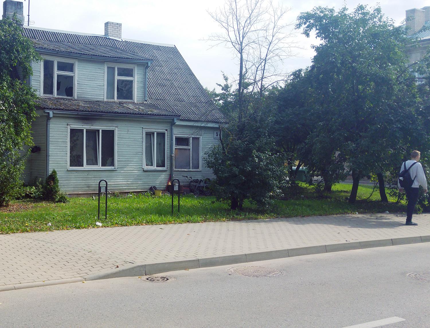 Namo kiemas virto viešų linksmybių vieta / Šio namo kieme