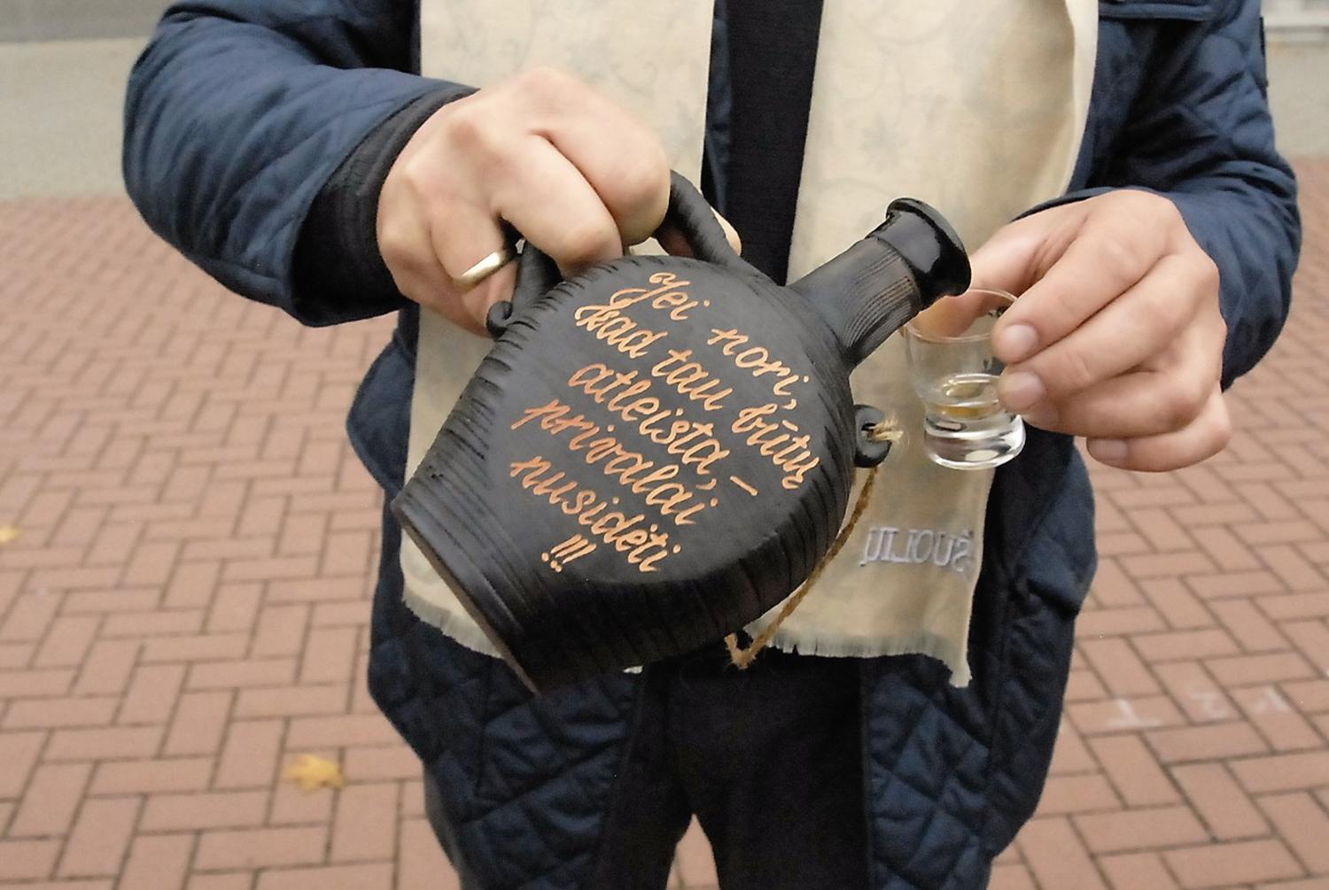 Nauja pagalba – priklausomybių konsultantas / Į alkoholio liūną gali būti įtrauktas kiekvienas