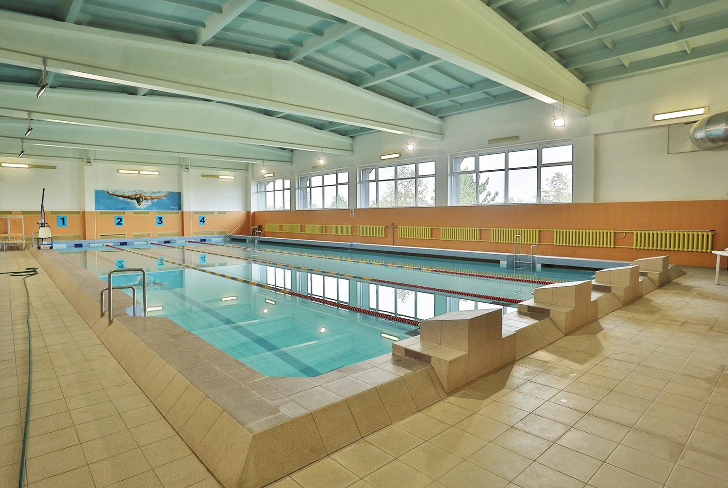 Naujam sezonui atidarytas plaukimo baseinas / Dainiaus Vyto nuotr. Keturių plaukimo takų baseinas ir pirtys jau laukia lankytojų.