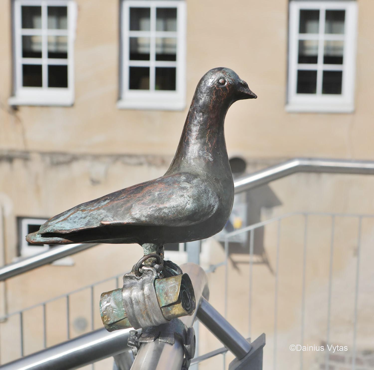 Naujas meninis akcentas – „Pašto balandis“ / Ant tilto turėklo „nutūpė“ skulptoriaus Henriko Orakausko „Pašto balandis“.  Dainiaus Vyto nuotr.