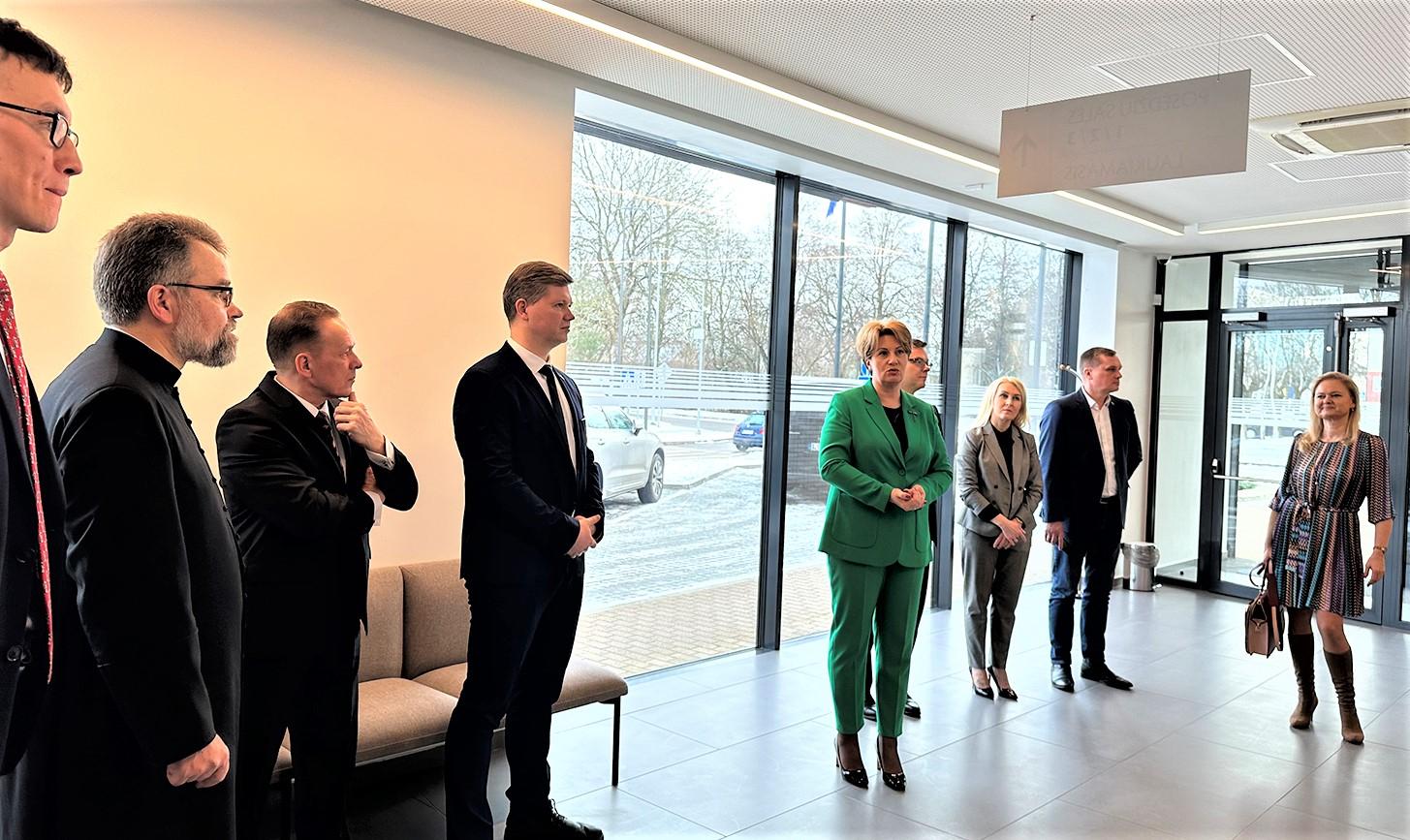 Naujieji teismo rūmai Ukmergėje išsiskiria modernumu / Autorės nuotr. Teismo rūmų atidaryme.