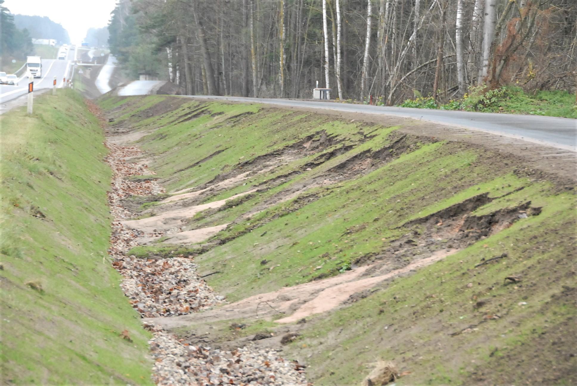Naujo tako šlaitus išvagojo išgraužos /