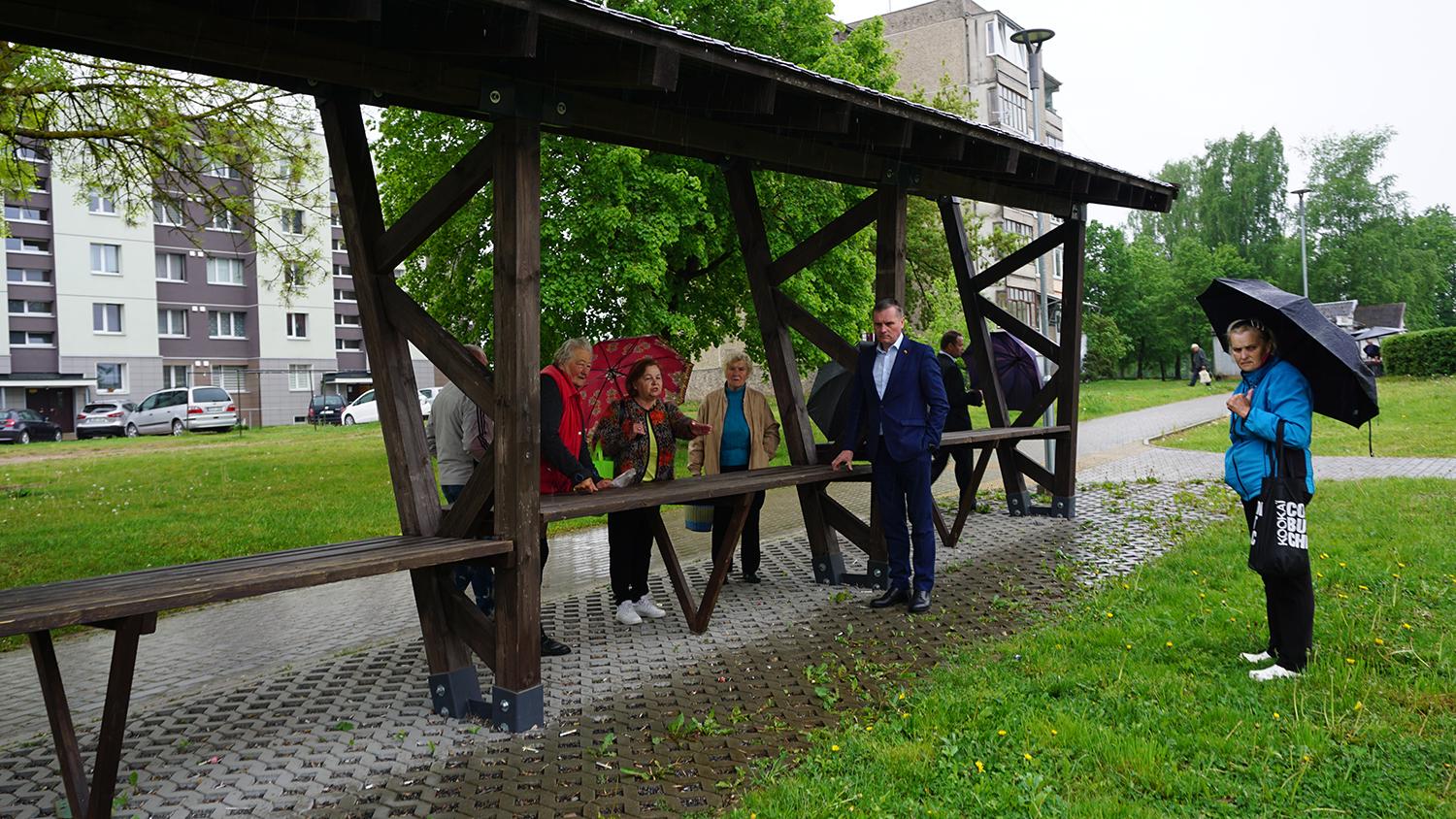 Nauju turgelio paviljonu nusivylė – jame nėra suolų / Daivos Zimblienės nuotr. Prekeiviai rajono vadovams parodė