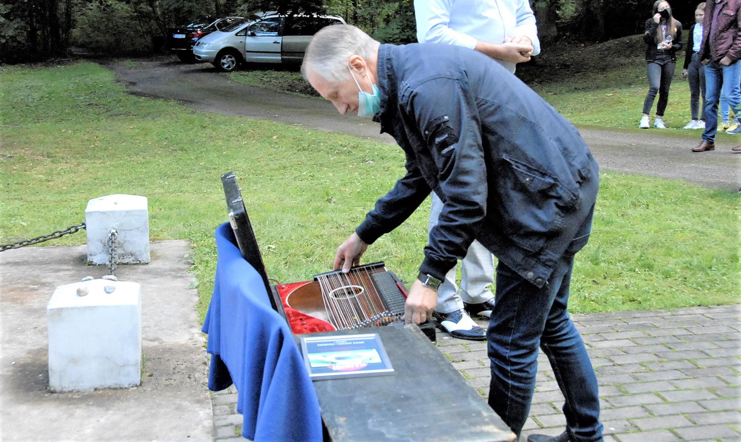„Ne viskas turi tik piniginę prasmę“ / Olegas Rimanas nupirko ir padovanojo žydų bendruomenei kadais ukmergiškiams žydams priklausiusius muzikinius instrumentus.  Gedimino Nemunaičio nuotr.