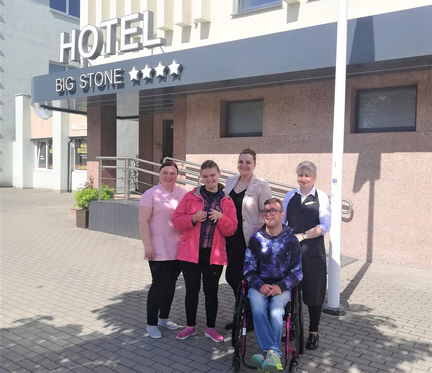 Neįgalieji „pasimatavo“ darbo vietas / Neįgalieji porose su įmonių darbuotojais atliko užduotis.