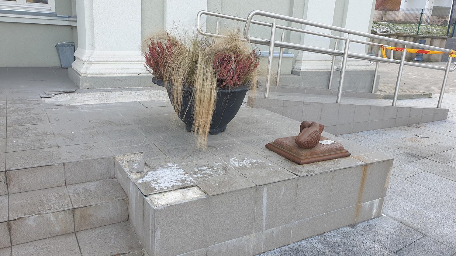 Neįgaliesiems skirtas užvažiavimas į muziejų uždarytas / Pradėjo trupėti pagrindinių laiptų plytelės.  Skaistės Vasiliauskaitės-Dančenkovienės nuotr.