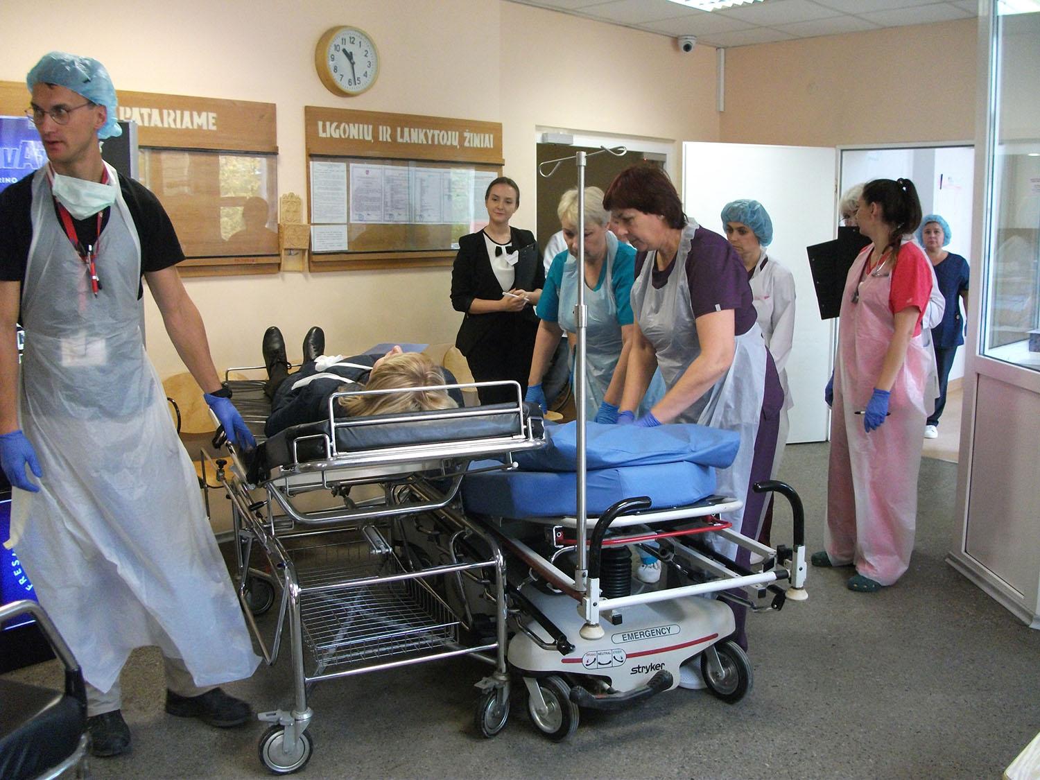 Nelaimės scenarijų dėliojo pratybose / Autorės nuotr. Į priėmimo skyrių vežami „nukentėjusieji“.