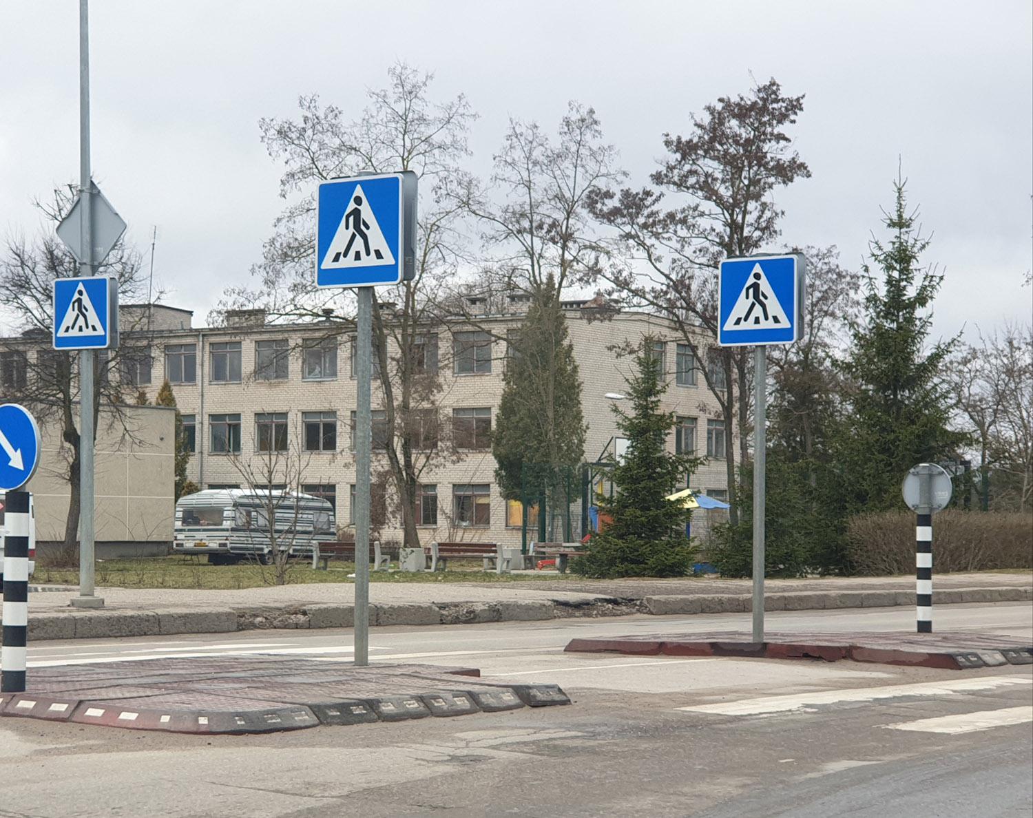 Nenaudojamiems automobiliams kiemuose – ne vieta / Daugiabučių namų kiemuose – automobiliai – pamestinukai.