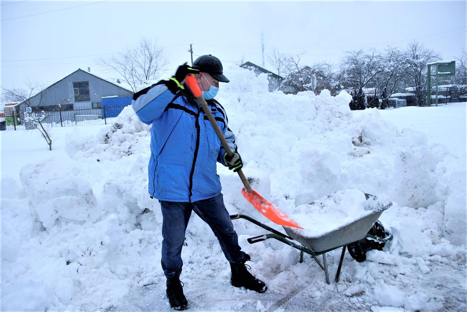 Nepertraukiamą snygį vadina ekstremaliu / Sniego nors vežimu vežk.  Gedimino Nemunaičio nuotr.