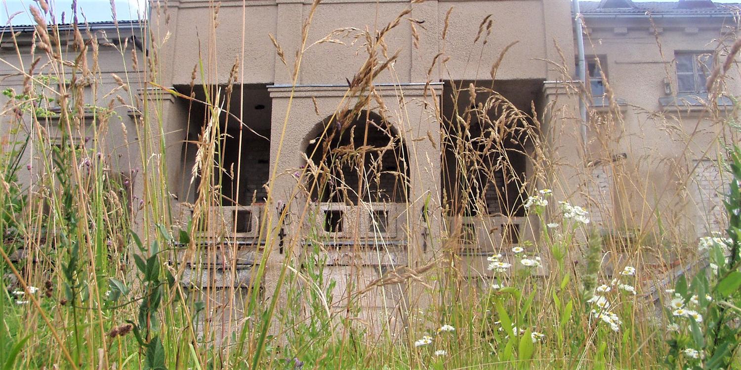 Neprižiūrimas turtas bjauroja vaizdą ir kelia grėsmę / Kai kurie pastatai apleisti stovi metų metus. O paskui prikeliami naujam gyvenimui.