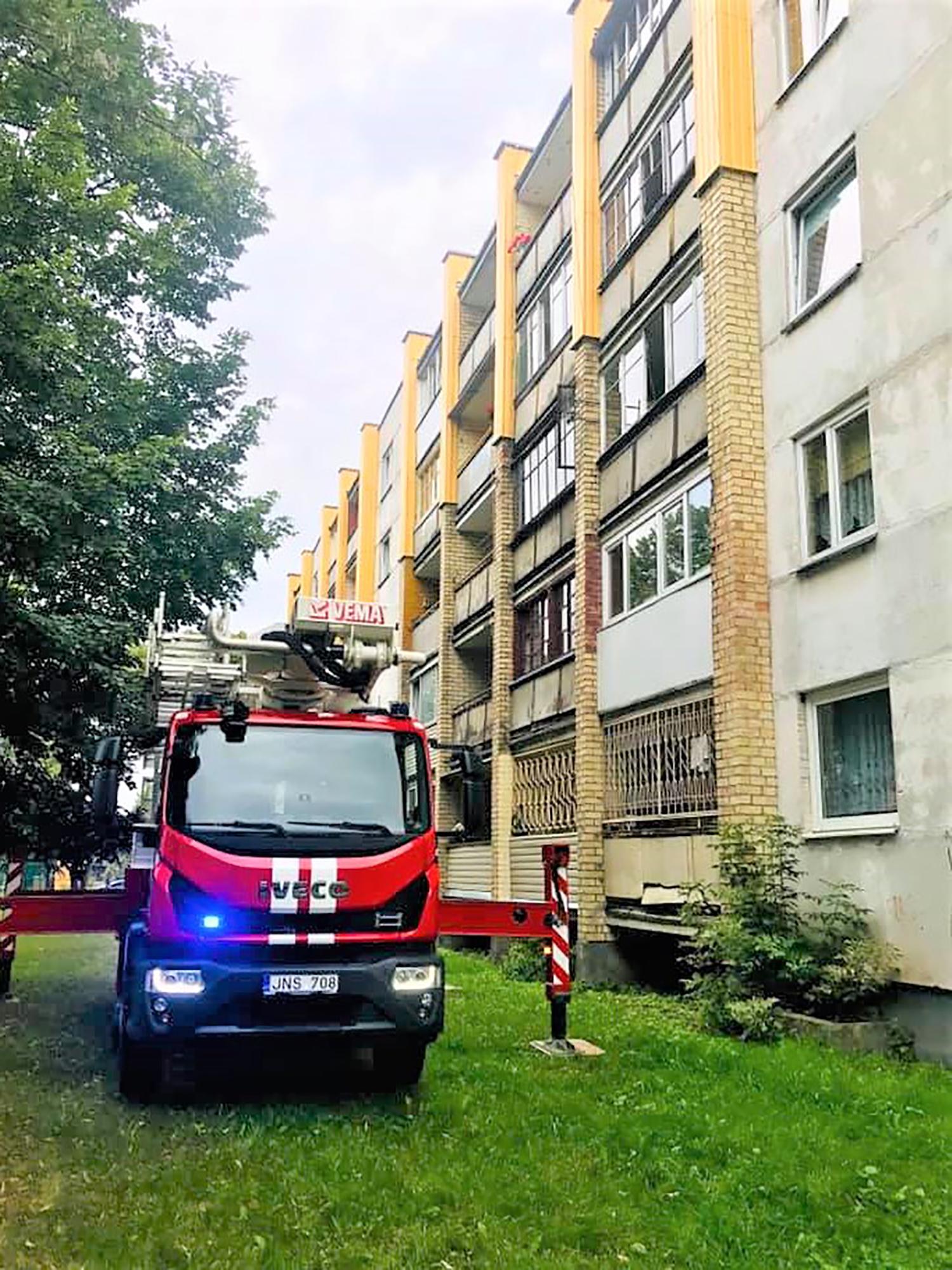 Nesėkmės – dėl puodų / Į Maironio gatvę ugniagesiai skubėjo dėl prisvilusio puodo. Ukmergės PGT nuotr.