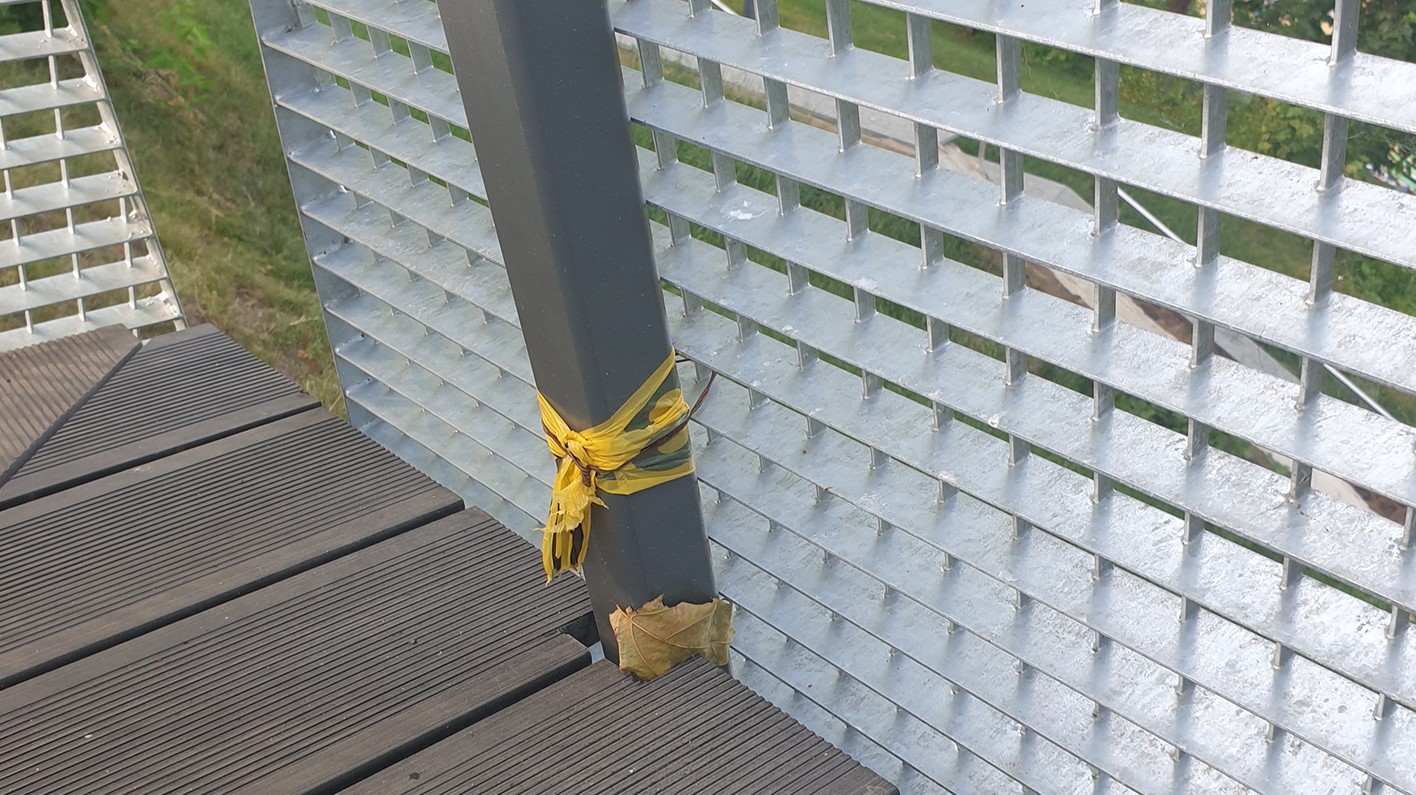 apžvalgos aikštelę teko užtverti / Sienelė pritvirtinta viela.  Autorės nuotr.