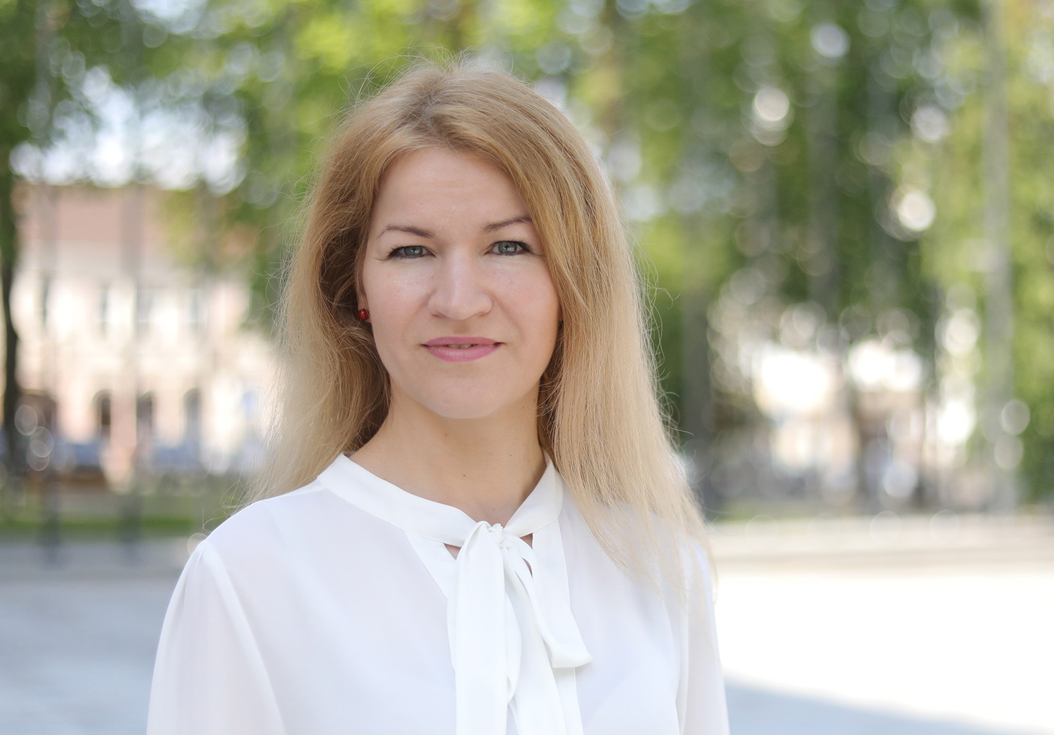 administracijos direktorius Darius Varnas ir jo pavaduotoja Dalė Steponavičienė Ukmergės nestacionarių socialinių paslaugų centro kolektyvui pristatė naująją šios įstaigos vadovę Kristiną Karpovienę.  Daivos Zimblienės nuotr.