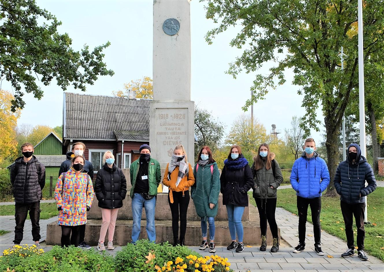 Netradicinėje pamokoje – Konstitucijos paslaptys / Moksleiviai raginti aktyviau dalyvauti kultūriniame ir pilietiniame gyvenime.