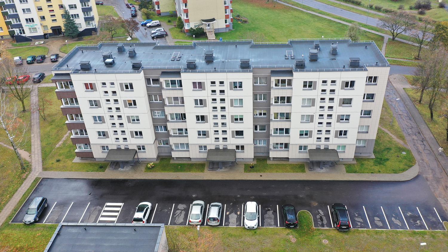 Nevykdant renovacijos valstybės paramą teks grąžinti / Dainiaus Vyto nuotr. Renovuotas daugiabutis Jaunimo g. 23.