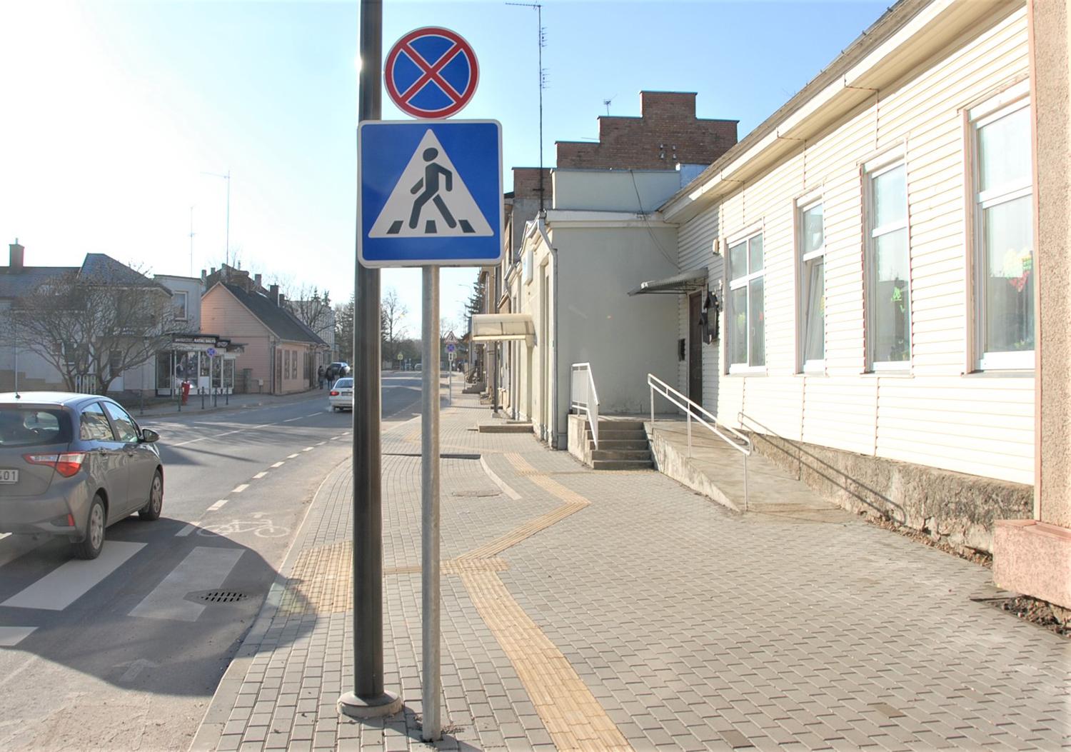 Nori sustoti – suk į kiemą / Gedimino Nemunaičio nuotr. Sustojus Vasario 16-osios gatvėje nesunku užsidirbti baudą.