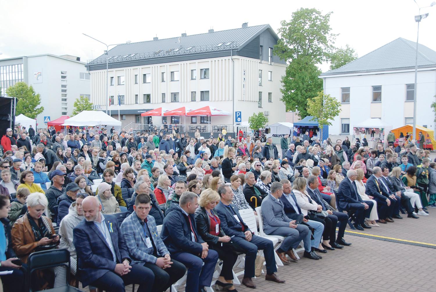 Nuaidėjo Ukmergės miesto šventė / Žiūrovai oficialiame šventės atidaryme.  Gedimino Nemunaičio