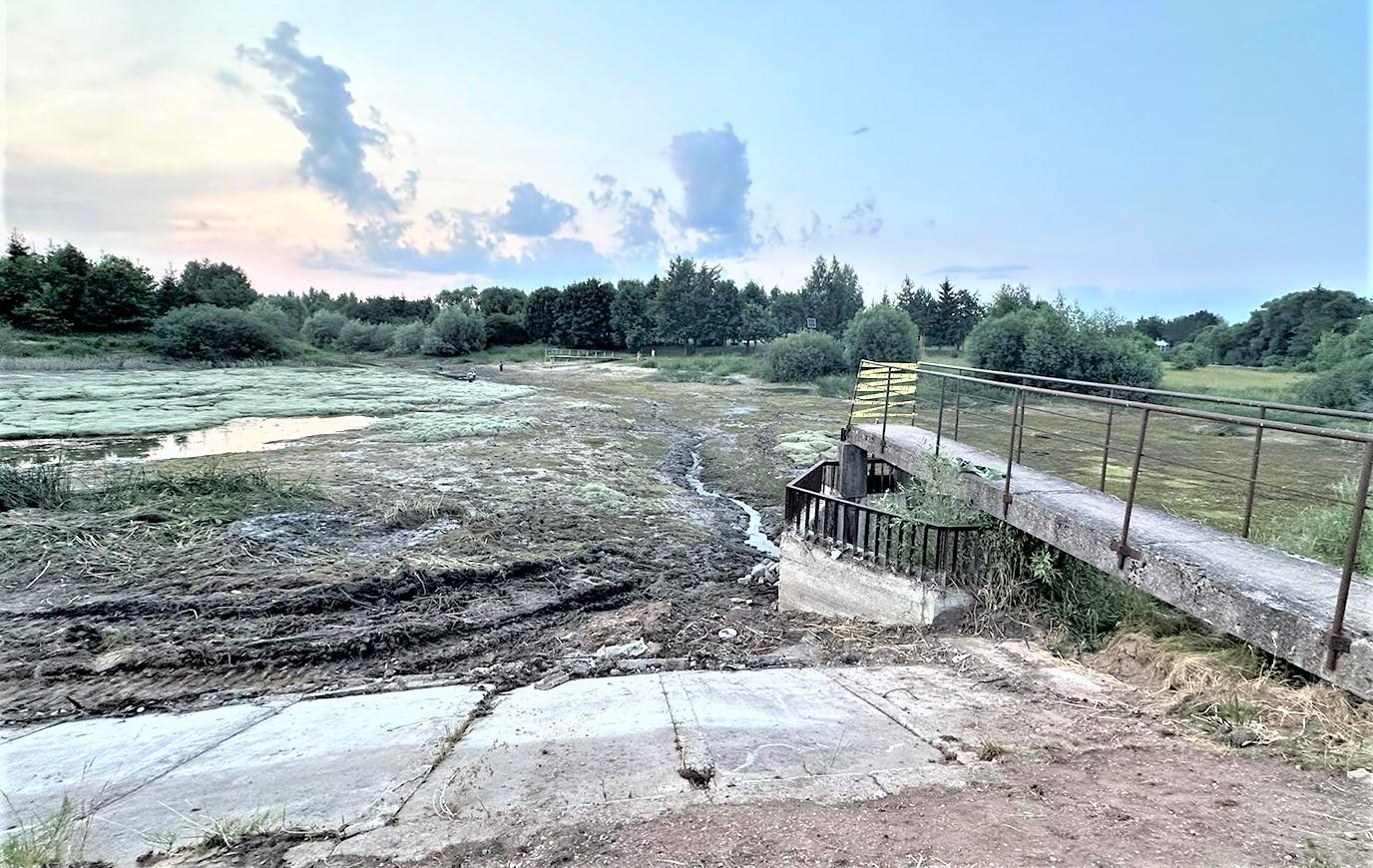 Nuleistas užtvankos vanduo sukėlė aistrų / Autorės nuotr. Vandens užtvankoje nebeliko.