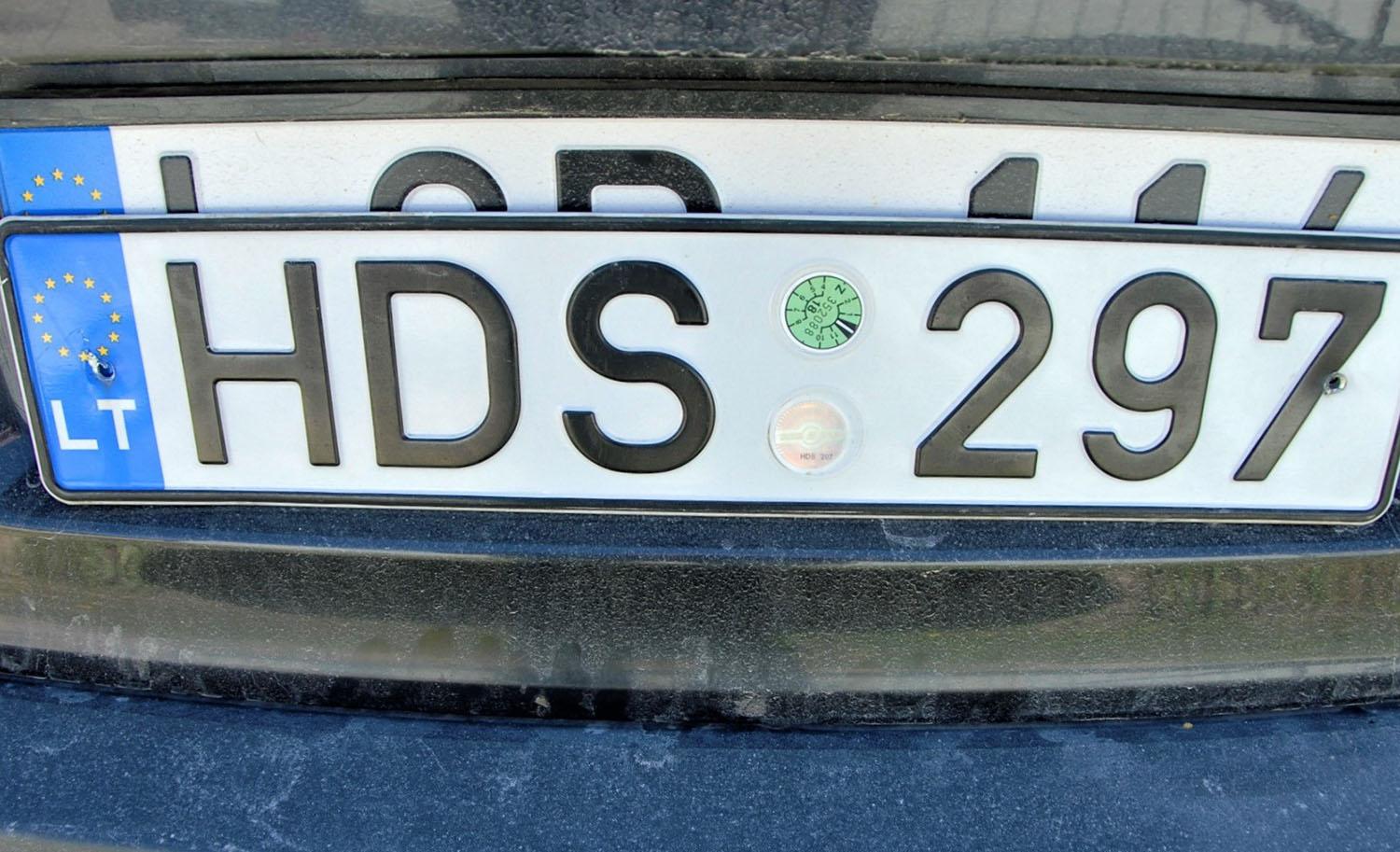 Numeriai prisukti varžtais? Techninės apžiūros nepraeisite / Tokiu būdu varžtais pritvirtinti valstybiniai numeriai techninei apžiūrai netinkami – juos būtina keisti. Keitimas kainuoja 13