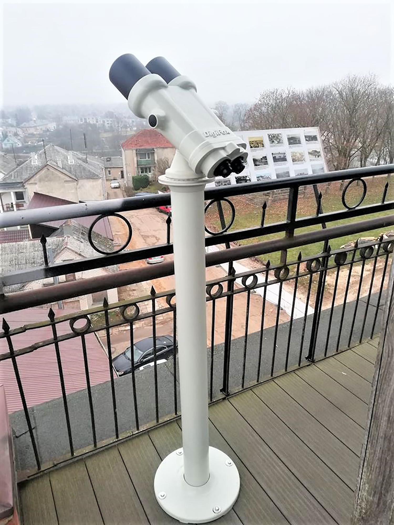 Nuo apžvalgos bokšto kviečia dairytis žiūronais / Brangiausias projekto pirkinys – apžvalgos žiūronai.