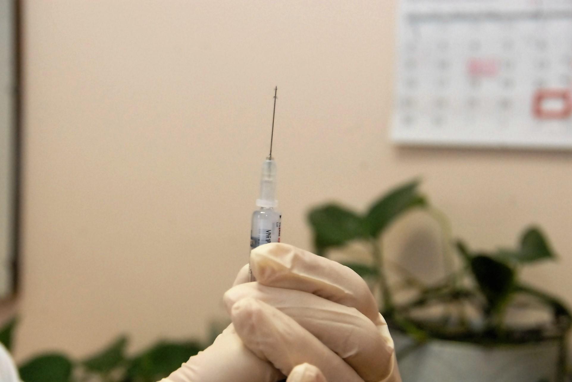 Nuo koronaviruso paskiepyti ir pirmieji pacientai /