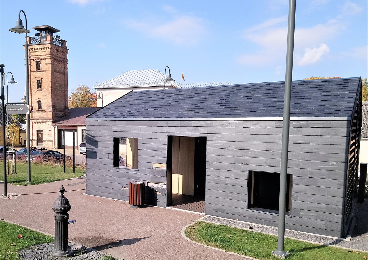 Nusiaubė viešąjį tualetą / Nuotr. Kažkam „niežti nagai“ – užkliuvo tualetas.