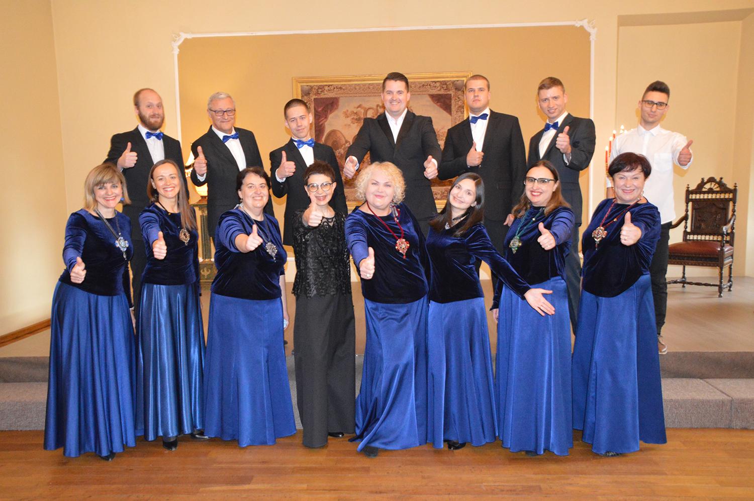 Nuskambėjo „Šventosios gaida“ / I laipsnio diplomu apdovanotas Ukmergės kultūros centro mišrus vokalinis ansamblis „Klasika“.