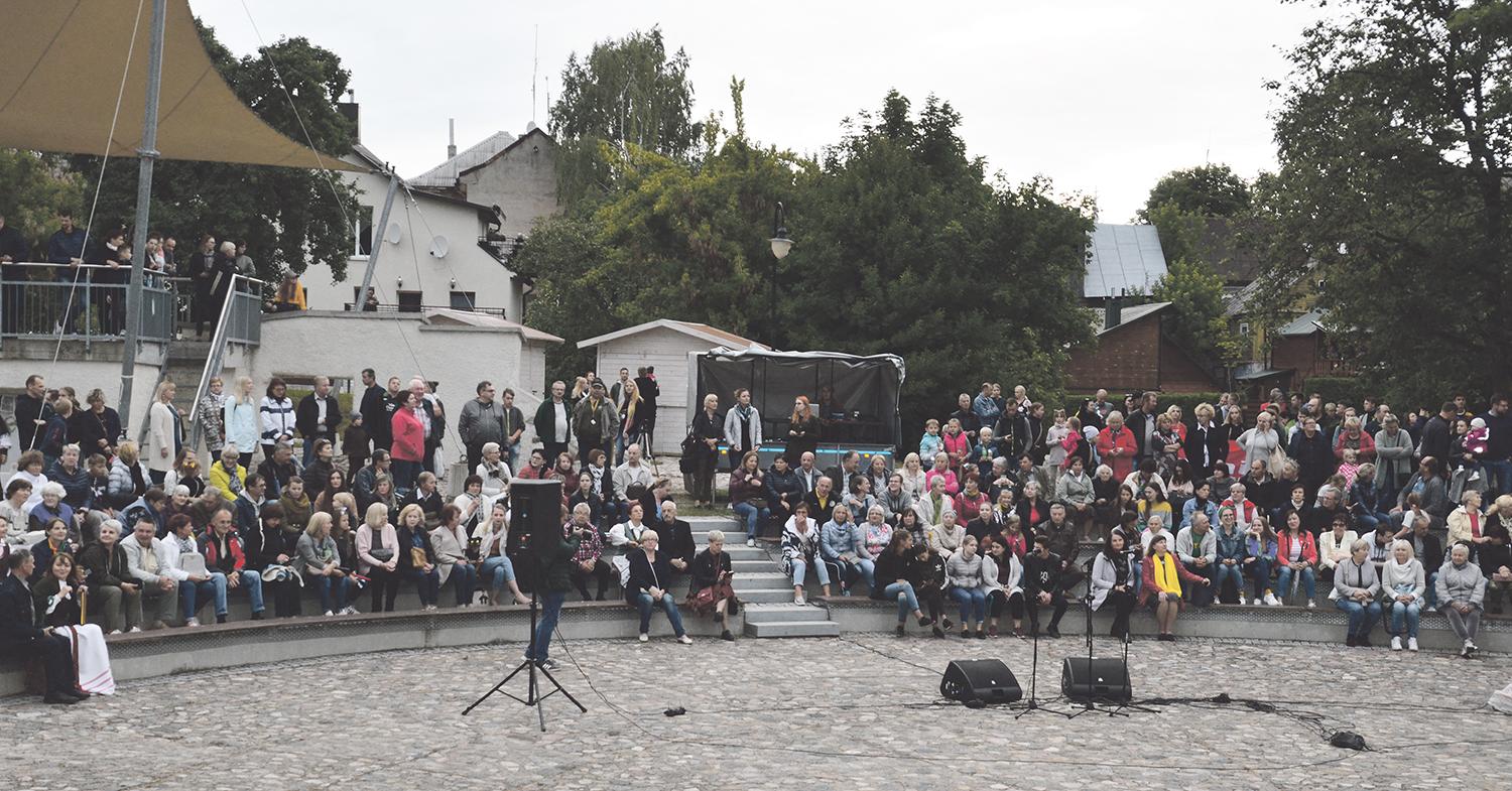 Nuskambėjo tautiška giesmė / Liepos 6-osios vakarą ukmergiškiai prie piliakalnio. Arvydo Pėšinos nuotr.