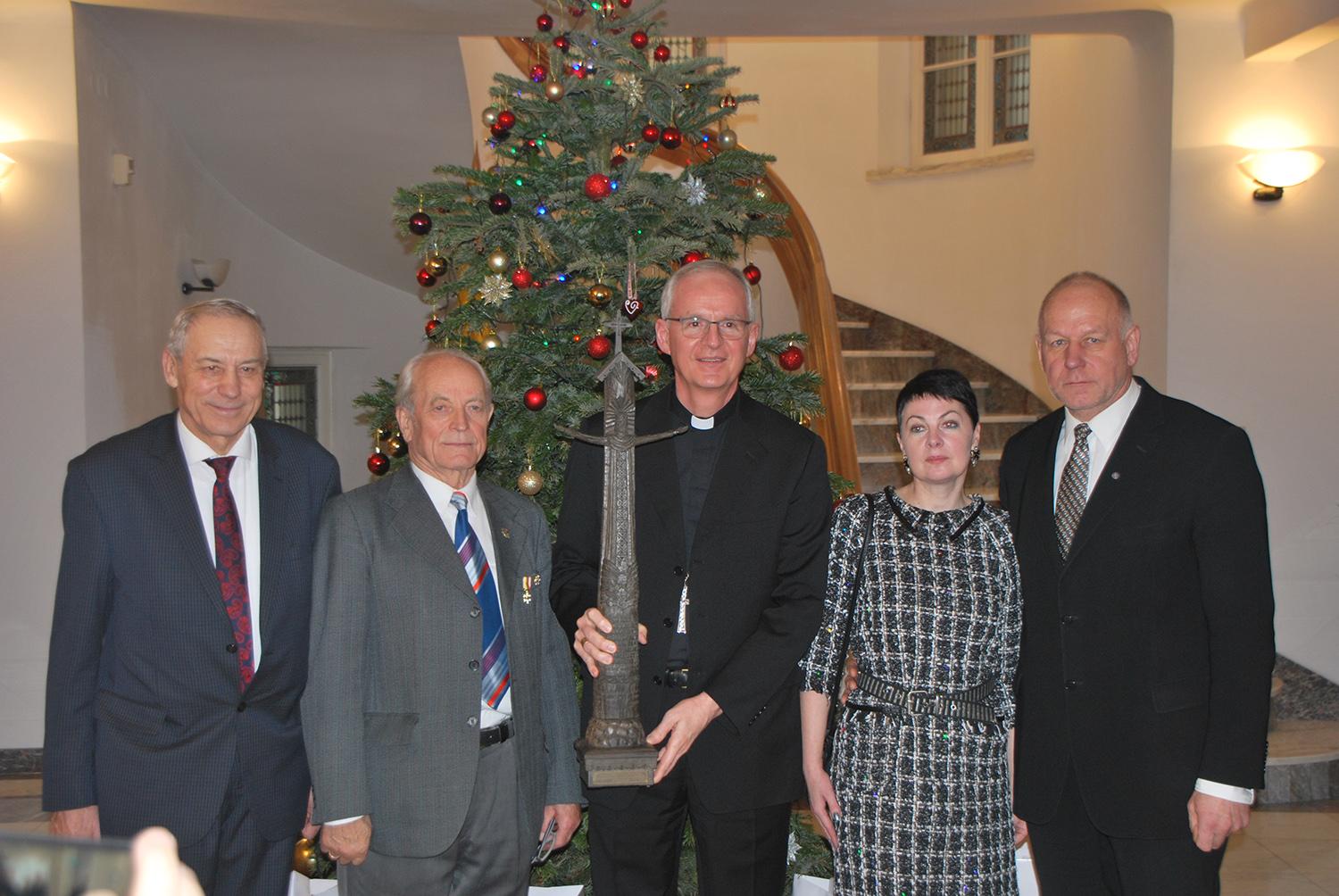 Nuvežė dovaną popiežiui Pranciškui / Per Lietuvos vyskupų vizitą perduotas suvenyras popiežiui Pranciškui.