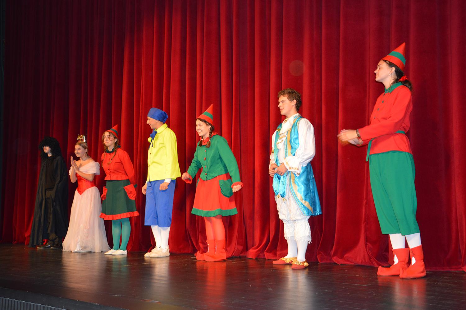 „Nykštukas“ pagerbtas „Nenuoramose“ / Vaidina Ukmergės kultūros centro vaikų ir jaunimo teatro studijos „Nykštukas“ aktoriai.   Autoriaus nuotr.