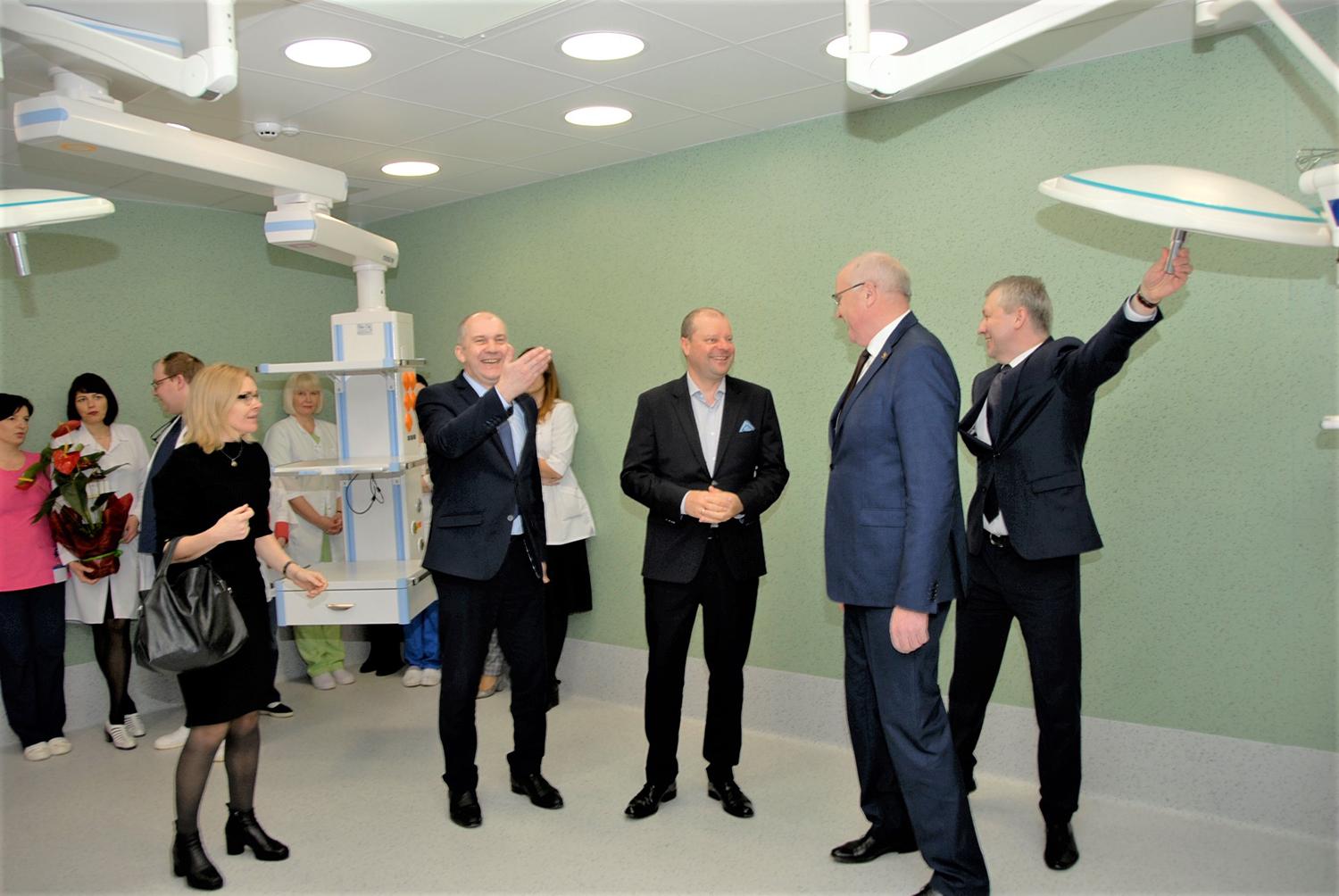 Operacinio bloko atidaryme dalyvavo ir premjeras / Gedimino Nemunaičio nuotr. Ligoninės operacinio bloko atidaryme.