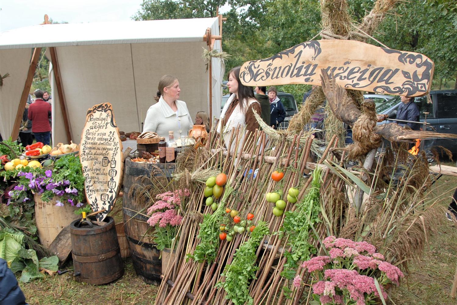 Pabaiske šurmuliavo derliaus šventė / Gedimino Nemunaičio nuotr. Šauniausiu išrinktas Šešuolių seniūnijos kiemelis.