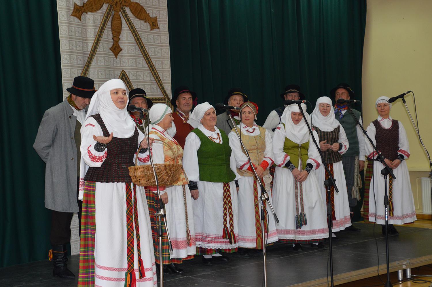 „Padainuosim susiėję“ sulaukė svečių / Autoriaus nuotr. Folkloro ansamblis „Pyniava“.