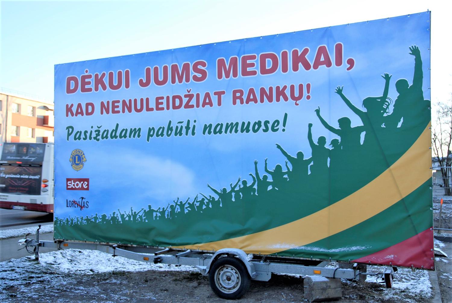 Pagaliau bus ištirti visi ligoninės darbuotojai / Gedimino Nemunaičio nuotr. Prie Ukmergės ligoninės pastatytas stendas