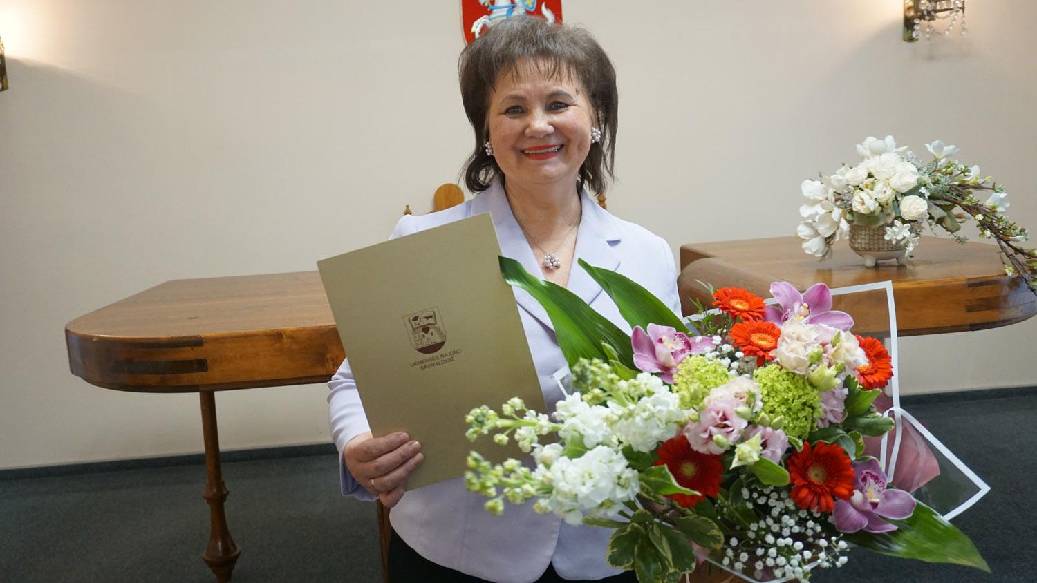 Pagerbta ilgametė savivaldybės administracijos darbuotoja / Autorės nuotr. „Visiems linkiu mylėti savo darbą