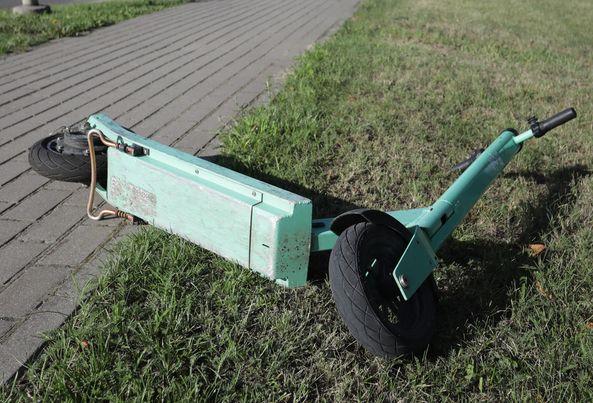 Palikti paspirtukai trukdo praeiti /