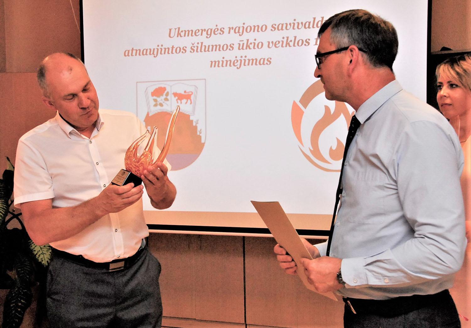 Paminėjo šilumos karo dešimtmetį / Rajono meras Rolandas Janickas padėkos suvenyrą įteikė UAB „Ukmergės šiluma“ vadovui Vydui Pakniui.  Gedimino Nemunaičio nuotr.