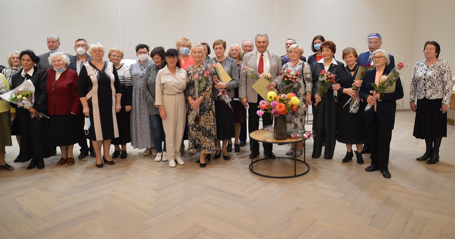 Paminėta senjorų diena / Į minėjimą pakviesti senjorų kolektyvų vadovai ir padėkos raštais apdovanoti senjorai.