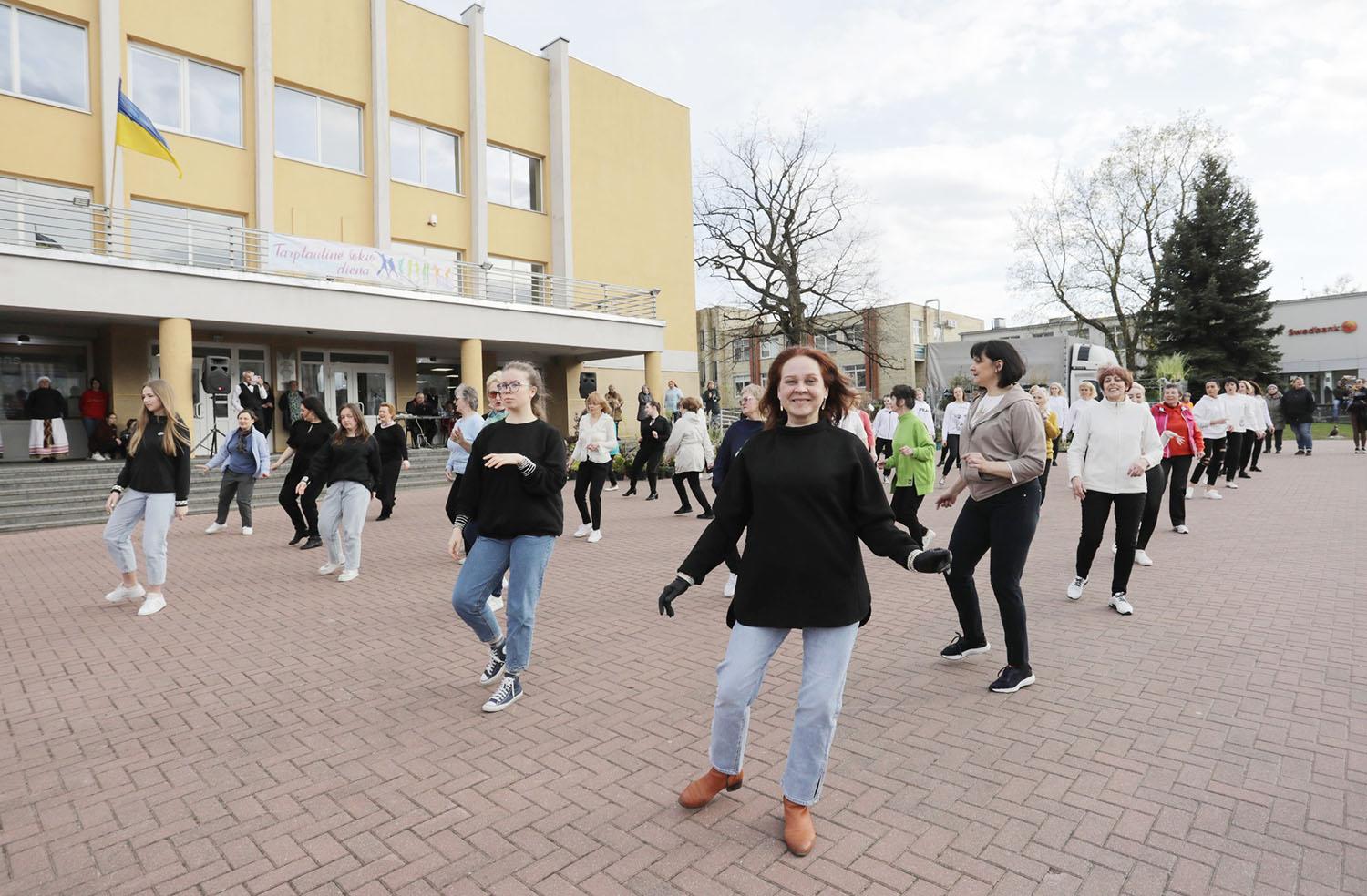 Paminėta Tarptautinė šokio diena / Ukmergėje smagiai paminėta Tarptautinė šokio diena.  Dainiaus Vyto nuotr.