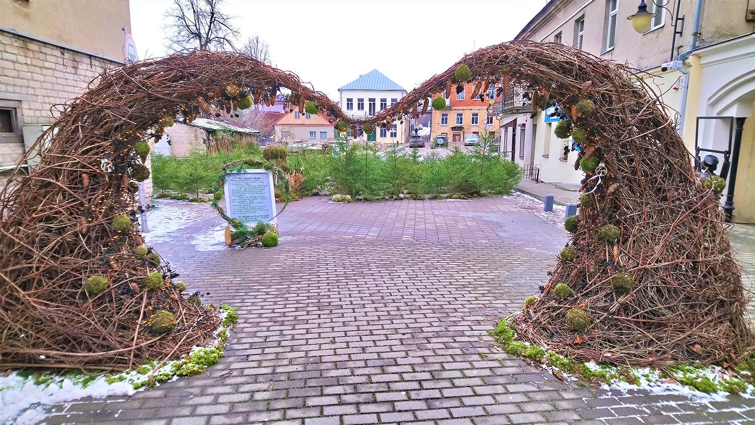 Papuošimai patinka ne visiems / Senamiesčio gyventojams nepatiko papuošimais užtverta Žuvų gatvė.  Gedimino Nemunaičio nuotr.