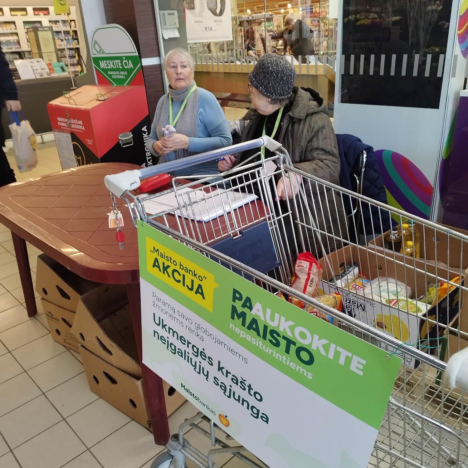 Paramos maistu prireikia vis daugiau žmonių / Aktyviausi „Maisto banko“ akcijos metu buvo Ukmergės krašto neįgaliųjų sąjungos savanoriai.