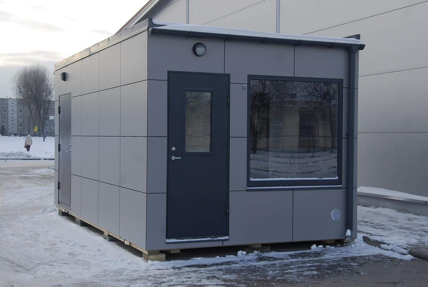 Parduotuvės pirkėjus vilios ir taromatais / Gedimino Nemunaičio nuotr. Prie prekybos centrų jau stovi taromatai.