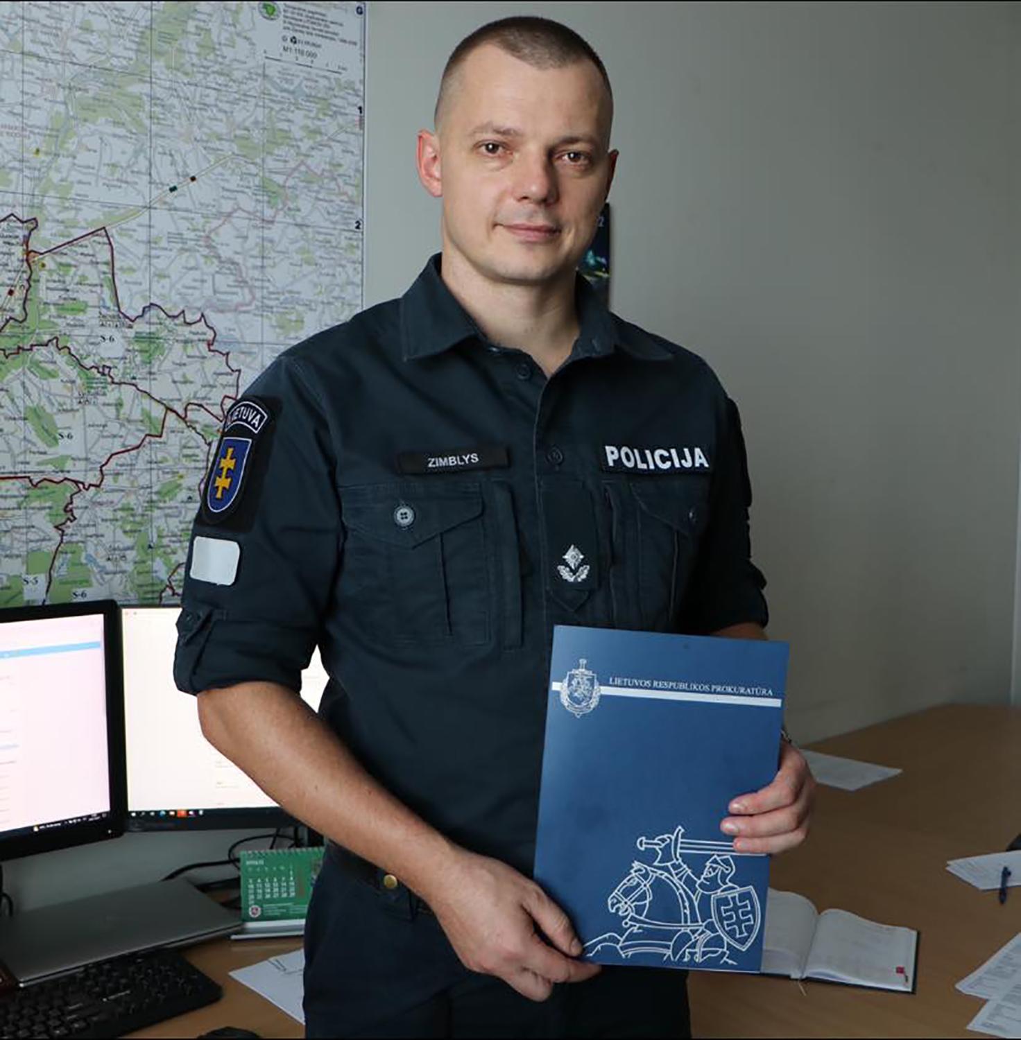 Pareigūnui – padėka Kriminalinės policijos dienos proga / Tomui Zimbliui įteikta padėka.